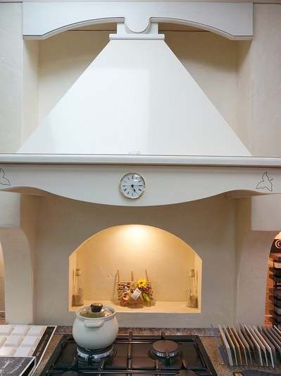 Угловая кухня ​из белого ясеня в классическом стиле №3